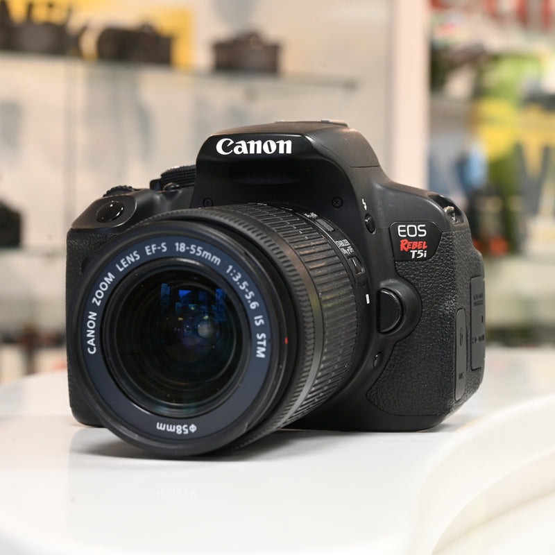 Canon T5i avec EF-S 18-55mm f/3.5-5.6 Usagé