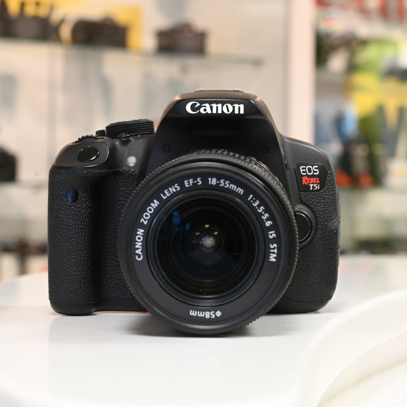 Canon T5i avec EF-S 18-55mm f/3.5-5.6 Usagé