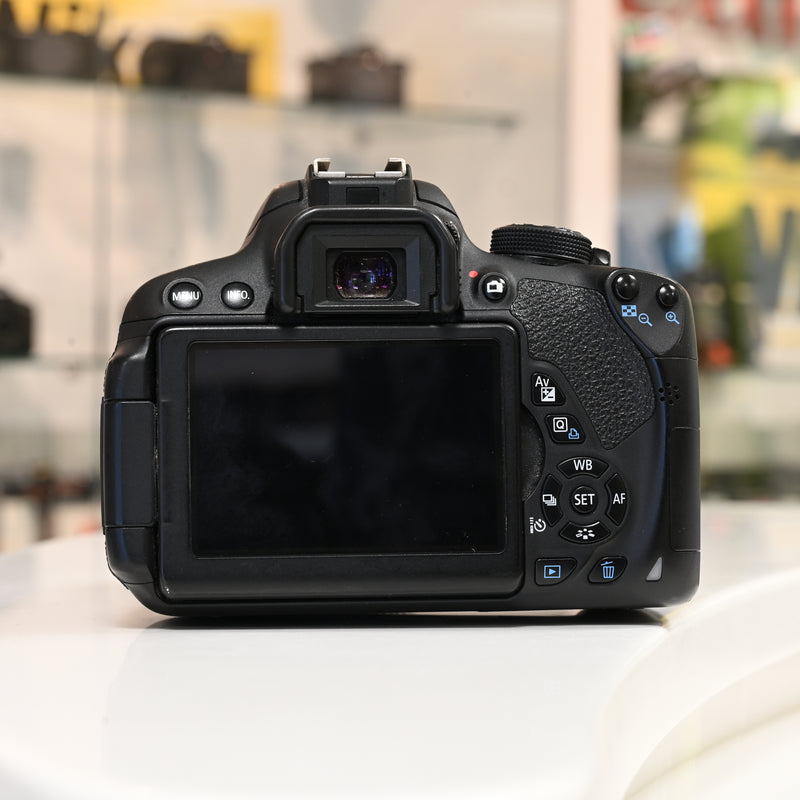Canon T5i avec EF-S 18-55mm f/3.5-5.6 Usagé