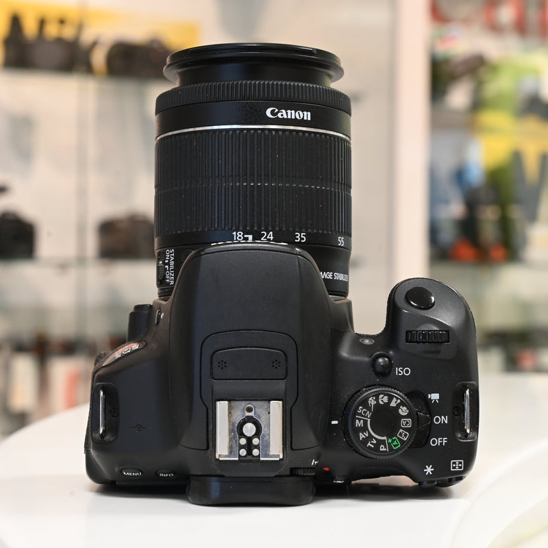 Canon T5i avec EF-S 18-55mm f/3.5-5.6 Usagé